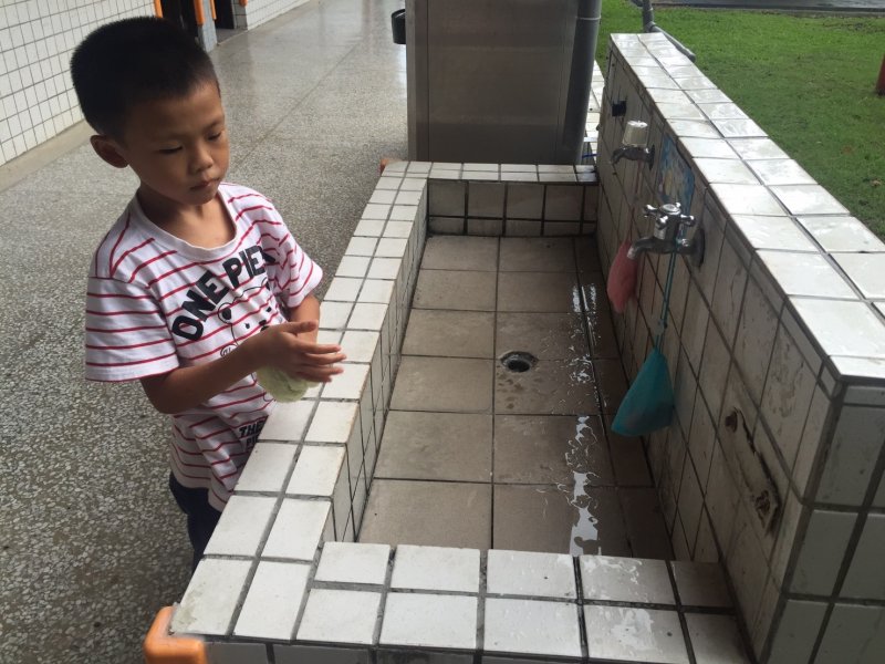 洗完手，要用紙巾或毛巾擦乾唷!很棒!