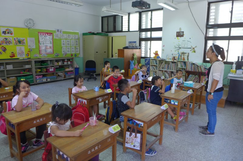 一起練習刷刷牙。