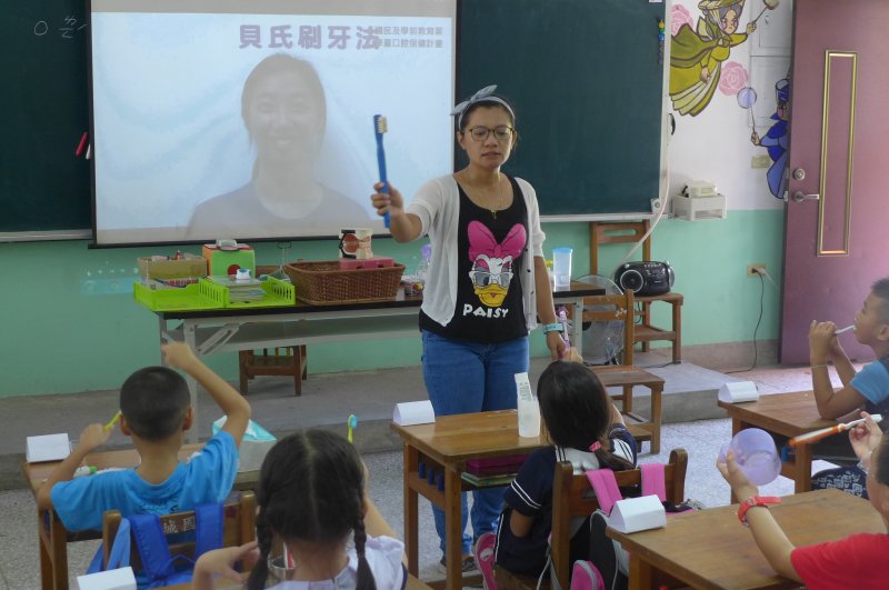 教導如何握好牙刷。